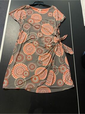 Robbie Bee Coral and Gray Paisley Print Top